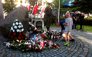 W Elblągu pod pomnikiem Żołnierzy Armii Krajowej i Polskiego Państwa Podziemnego oddano cześć bohaterom